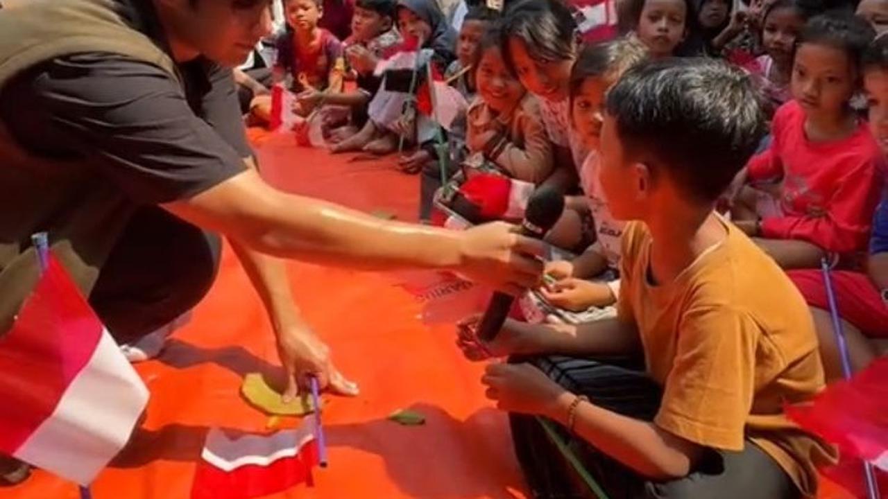 HP Tiktoker Ini Jatuh saat Kunjungi Bantargebang, Aksi Warga yang Temukan dan Kembalikan Tuai Pujian