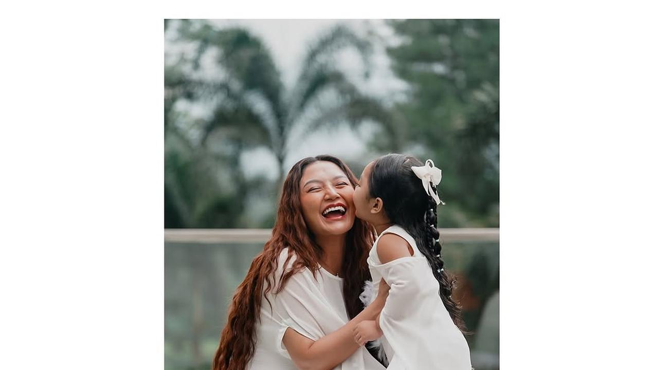 Potret Gender Reveal Anak Kedua Siti Badriah, Kompak Pakai Baju Serasi dengan Krisjiana dan Xarena