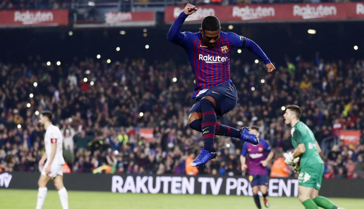 Striker Barcelona, Malcom, melakukan selebrasi usai mencetak gol ke gawang Cultural Leonesa pada laga Copa del Rey di Stadion Camp Nou, Rabu (5/12). Barcelona menang 4-1 atas Cultural Leonesa. (AP/Manu Fernandez)