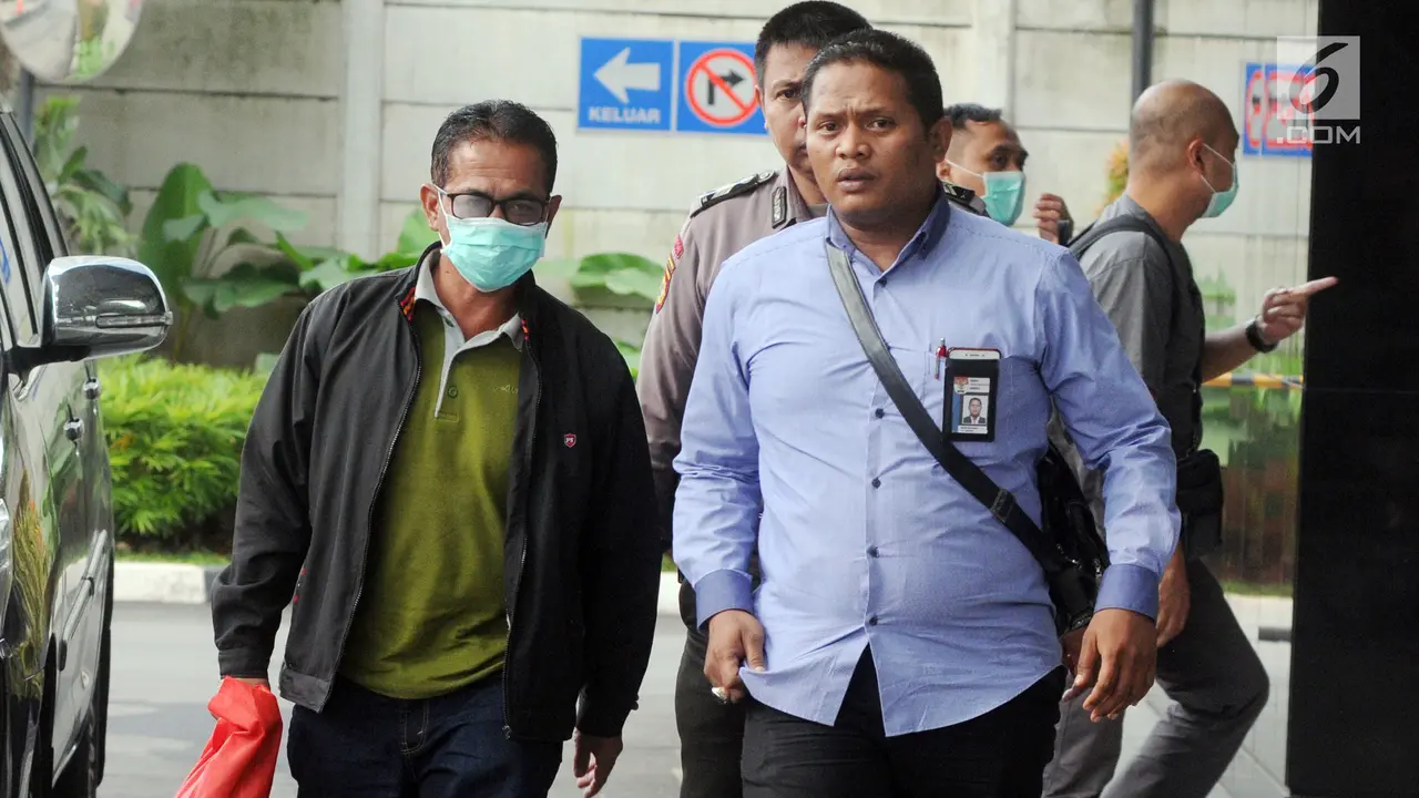 Terjaring OTT, Bupati Mesuji Pakai Masker ke Gedung KPK