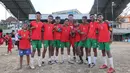 <p>Sejumlah anak peserta coaching clinic dari daerah Tarau berfoto bersama&nbsp;pemain Malut United, Saddam Hi&nbsp;di Stadion Gelora Kie Raha, Ternate, Minggu (13/8/2023) sore hari WIT. (Bola.com/Okie Prabhowo)</p>
