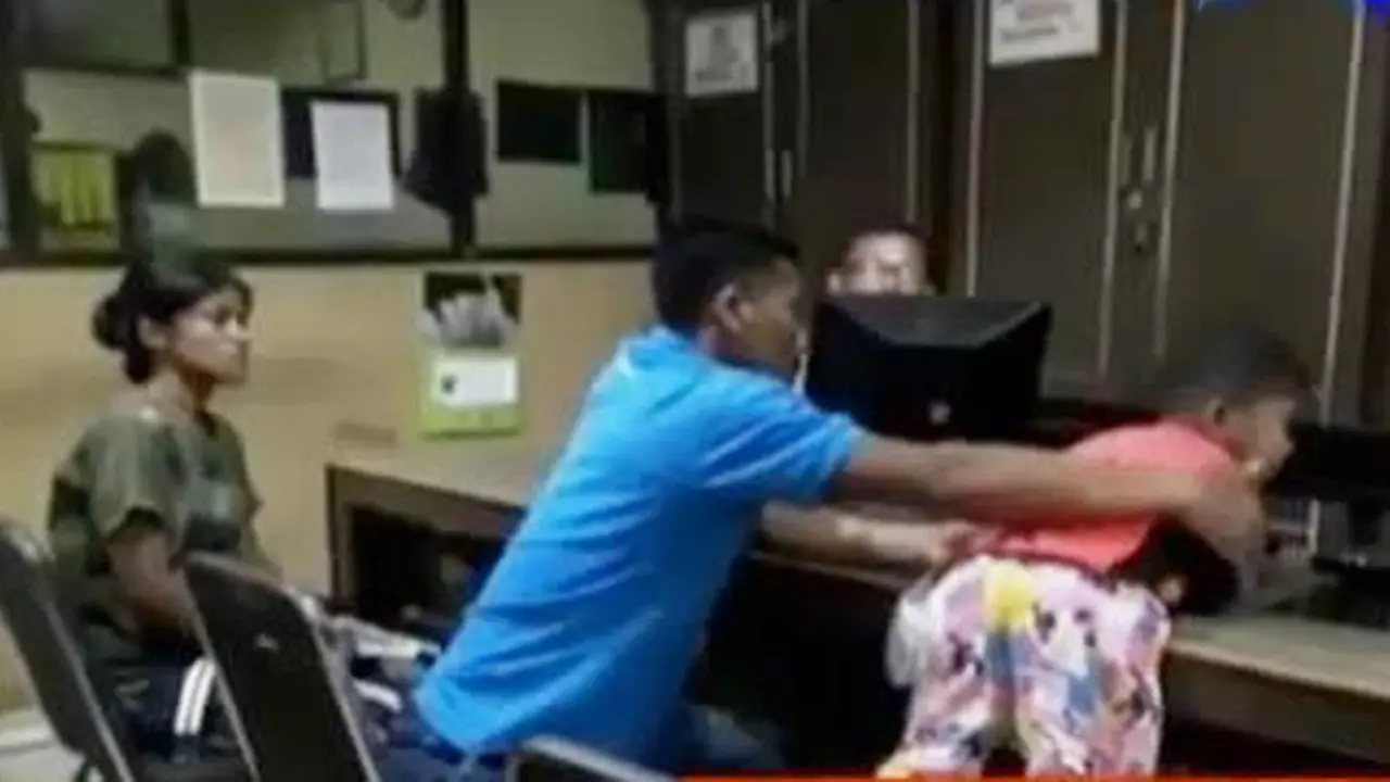 Bocah Ini Dianiaya Dihadapan Orangtua