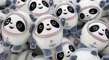 Boneka mainan maskot Olimpiade Musim Dingin Beijing 2022 Bing Dwen Dwen terlihat di sebuah pabrik di Nantong di provinsi Jiangsu Timur, China (8/2/2022). (AFP Photo/STR)