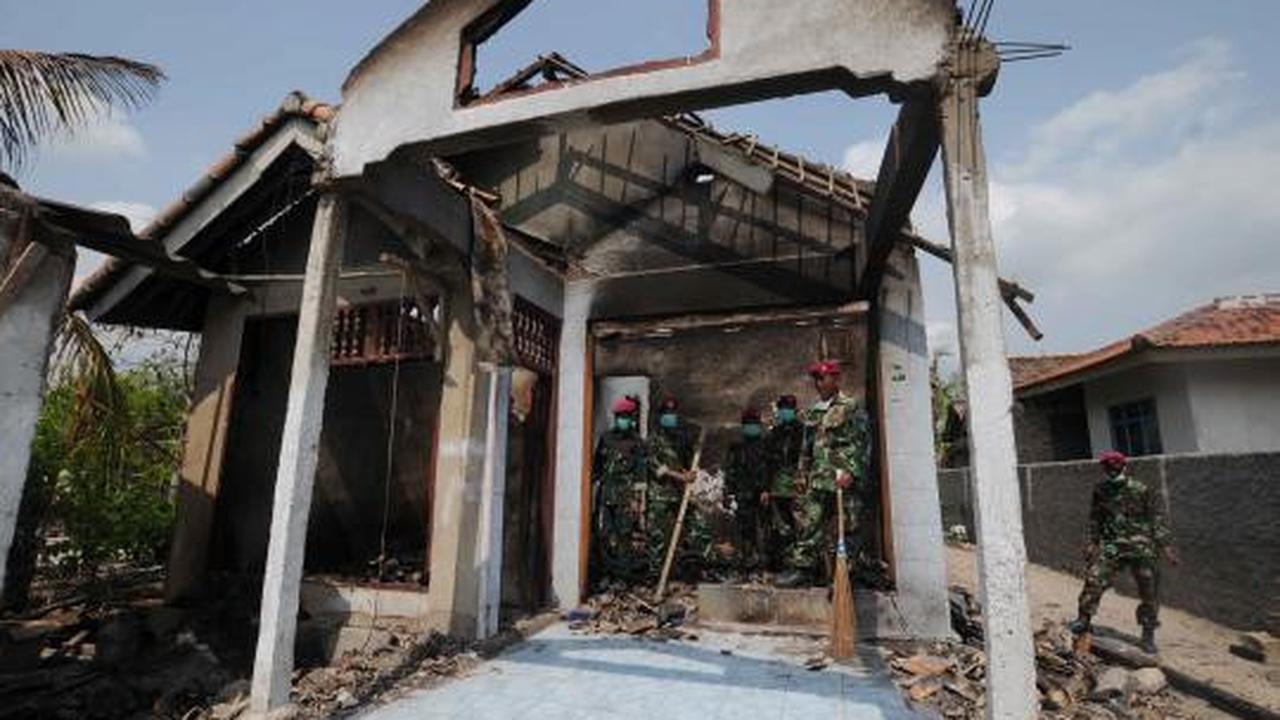 TNI bersihkan puing-puing pasca bentrokan Lampung Selatan