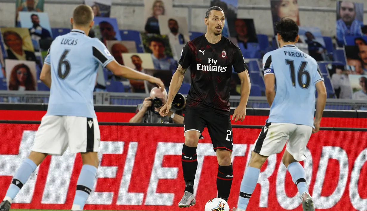 Pemain AC Milan Zlatan Ibrahimovic (tengah) mengontrol bola saat menghadapi Lazio pada pertandingan Serie A di Olympic Stadium, Roma, Italia, Sabtu (4/7/2020). AC Milan mengalahkan Lazio dengan skor 3-0. (AP Photo/Riccardo De Luca)