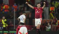 Pemain Manchester United, Harry Maguire merayakan kemenangan timnya atas Lyon dalam laga leg 2 perempat final Liga Europa 2024/2025 di Old Trafford, Manchester, Inggris, Jumat (18/04/2025) WIB. (AP Photo/Jon Super)