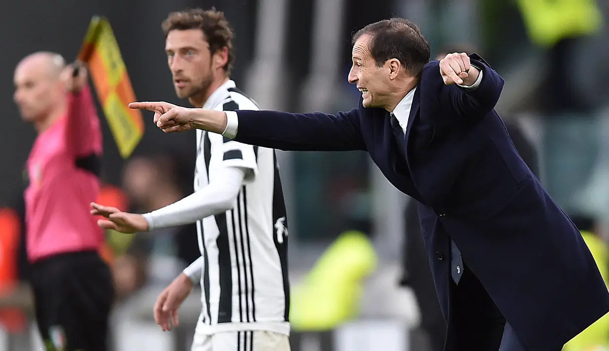 Gaya pelatih Juventus, Massimiliano Allegri memberikan arahan kepada timnya saat melawan Atalanta pada lanjutan Serie A di Allianz Stadium, Turin, (14/3/2018). Juventus menang 2-0. (Alessandro Di Marco/ANSA via AP)