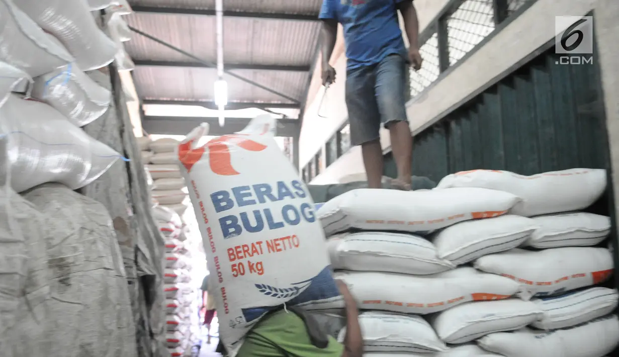 Pekerja memindahkan beras di pasar induk cipinang, Jakarta, Kamis (13/12). Direktur Pasar Induk Beras Cipinang Arief Prasetyo Adi memastikan, ketersediaan stok beras di pasar masih kategori aman jelang Natal dan Tahun Baru. (Liputan6.com/Angga Yuniar)