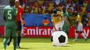 Laga Kolombia kontra Pantai Gading di Stadion National Mane Garrincha, Brasil, (19/6/2014), sempat terhenti ketika sebuah bola besar masuk ke area pertandingan. (REUTERS/Eddie Keogh)