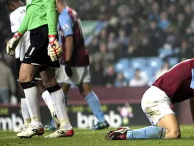 Aston Villa&#039;s Steve Sidwell (R) reacts to another missed goal during a Premiership match against Fulham at Villa Park, in Brimingham, on November 29, 2008. The match ended 0-0. AFP PHOTO/Leon Neal