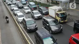 Kendaraan terjebak kemacetan saat melintas di Jalan Salemba Raya, Jakarta Pusat, Senin (4/5/2020). Meskipun sistem PSBB sedang diberlakukan, namun sejumlah jalan di Ibu kota tetap ramai dengan kendaraan akibat masih banyaknya warga yang beraktivitas di luar rumah. (Liputan6.com/Immanuel Antonius)