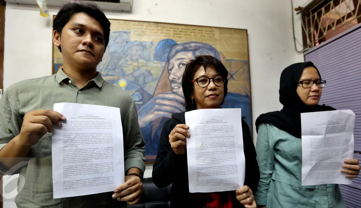 Suciwati menunjukan siaran pers Ultimatum Suciwati untuk Presiden di Jakarta, Rabu (19/10). Dalam keterangannya Kontras meminta Presiden RI Jokowi menindaklanjuti hilangnya laporan TPF kasus pembunuhan Munir di Kemensetneg. (Liputan6.com/Johan Tallo)