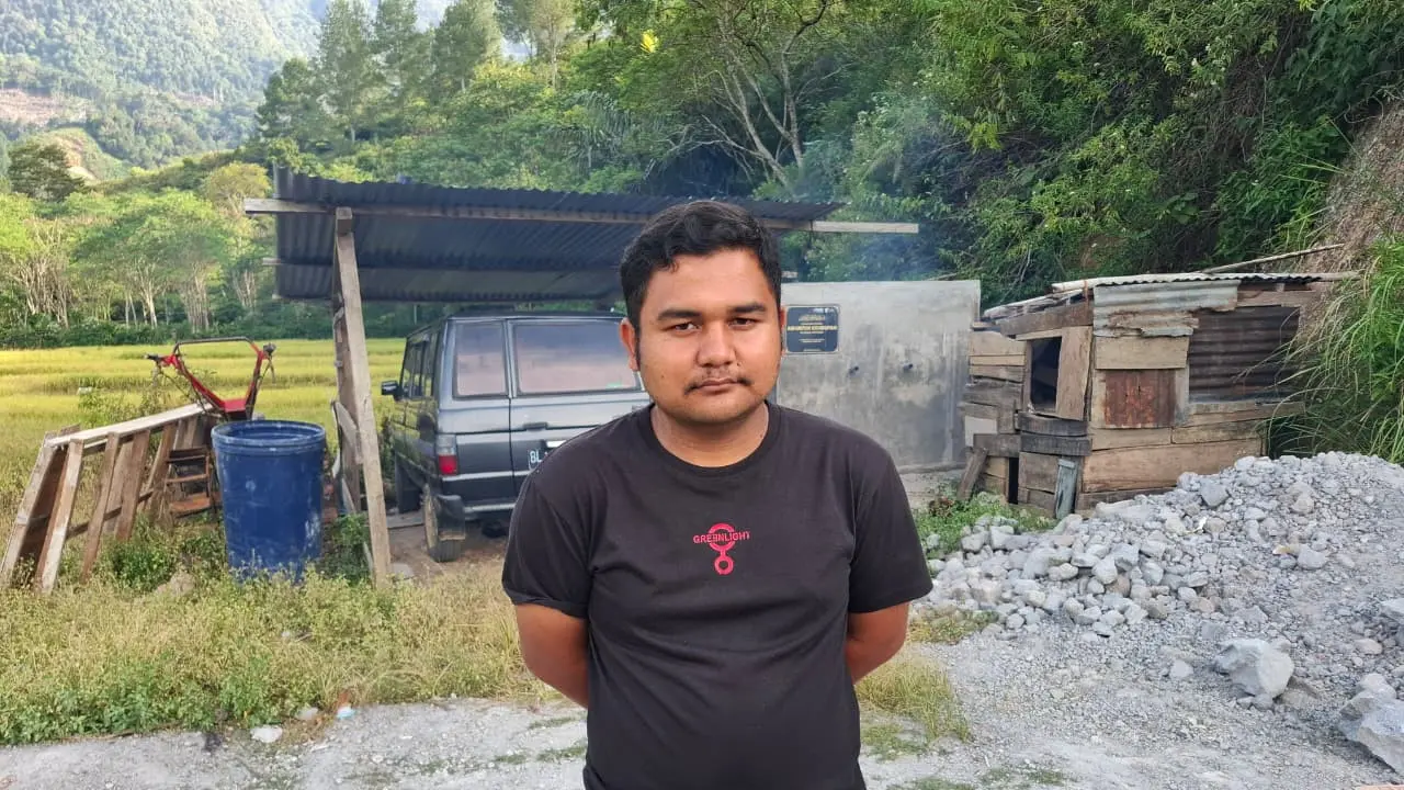 Sekretaris Desa Wihlah Setie yang juga korban banjir, Hajirin. (Liputan6.com/Yacob Billiocta)