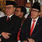 Yasonna Laoly (tengah) bersama Tjahjo Kumolo (kiri) didampingi Amir Syamsuddin (kanan) saat serah terima jabatan Menteri Hukum dan Hak Asasi Manusia (Menkumham) di Jakarta, Rabu (23/10/2019). Yasonna Laoly menggantikan Tjahjo Kumolo yang sebelumnya menjabat Plt Menkumham. (merdeka.com/Dwi Narwoko)