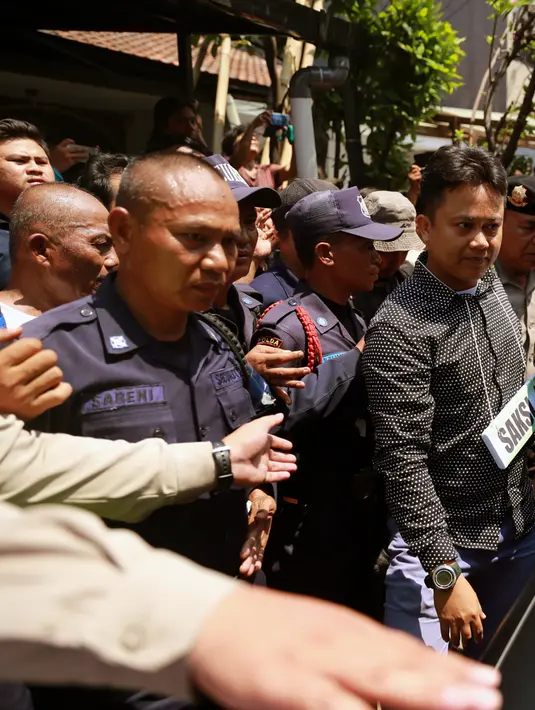 Puluhan warga sekitar memadati sekitar kediaman Saipul Jamil untuk melihat. Bahkan banyak dari mereka mengabadikan melalui ponselnya. (Adrian Putra/Bintang.com)