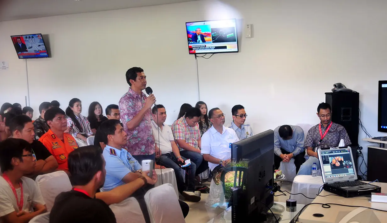 Terlihat beberapa pertanyaan dari pihak keluarga penumpang AirAsia QZ8501 yang hilang kepada tim SAR yg berada dilapangan di posko crisis center, Surabaya, Selasa (30/12). (Liputan6.com/Johan Tallo)