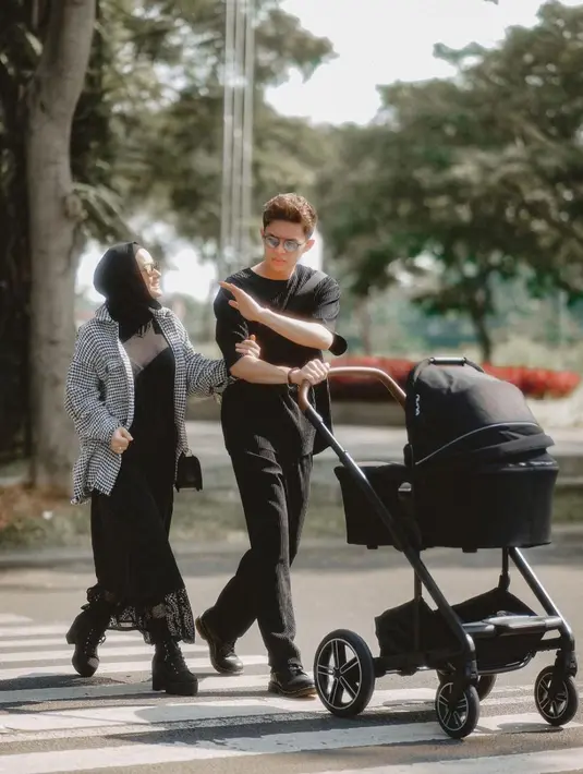 Baru-baru ini, Rey Mbayang dan Dinda Hauw kembali melakukan pemotretan bersama Baby Arshaka. Pasangan ini tampil kompak dengan mengenakan busana serba hitam. (Foto: Instagram/@rey_mbayang)
