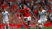 Gelandang Manchester United atau MU Paul Pogba mengontrol bola dalam laga kontra Leeds United pada pekan pertama Liga Inggris di Old Trafford, Sabtu, 14 Agustus 2021. (Adrian DENNIS / AFP)
