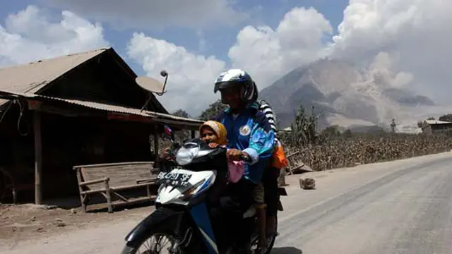 [VIDEO] Sinabung Masih Awas, Radius 5 Km Harus Dikosongkan