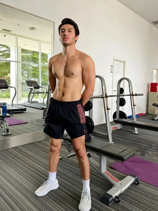 7 Gaya Valentino Peter Pamer ABS Ini Curi Perhatian