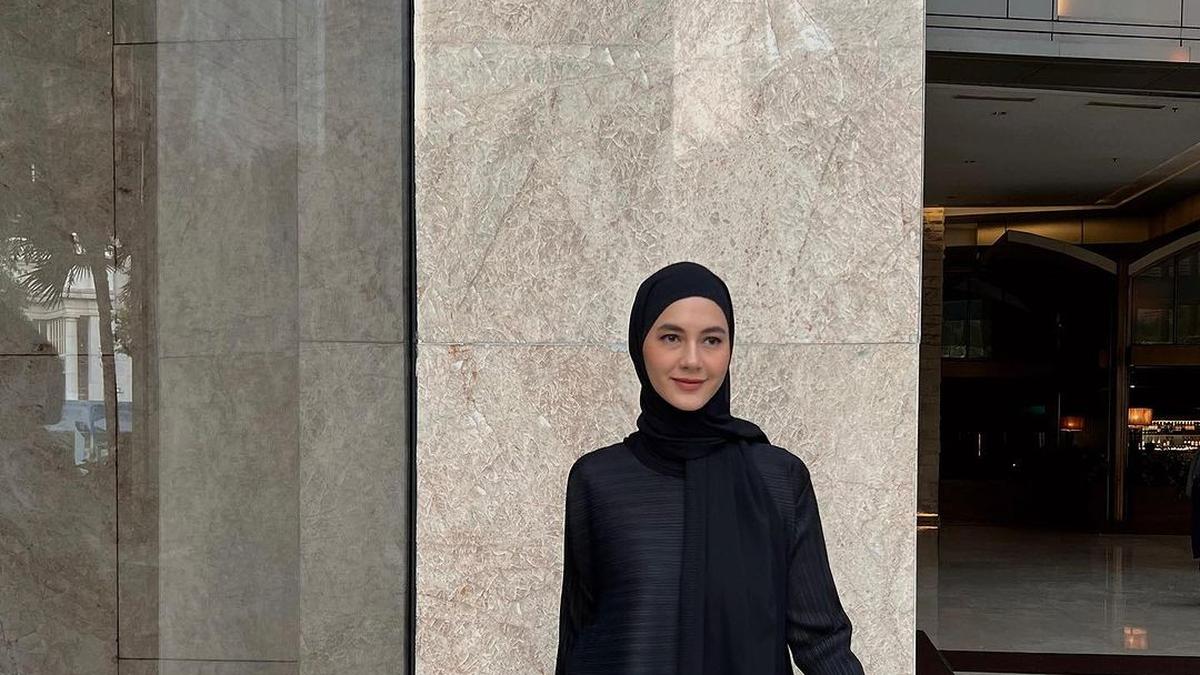 3 Model Abaya Arab Hitam Terbaru, Ini alasan Wanita Timur Tengah Gemar Memakainya