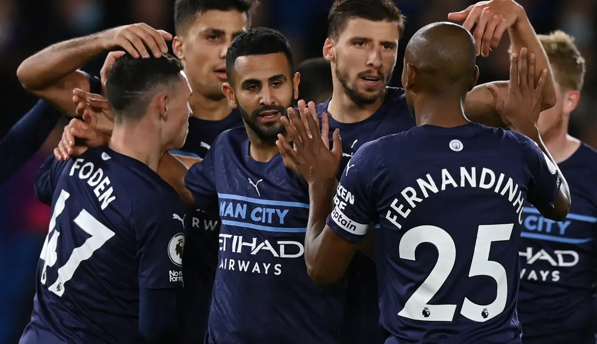 Gelandang Manchester City, Riyad Mahrez (tengah) berselebrasi dengan rekannya setimnya usai mencetak gol ke gawang Brighton and Hove Albion pada pertandingan lanjutan Liga Inggris di Stadion AMEX, London, Sabtu (23/10/2021). City menang telak atas Brighton 4-1. (AFP/Glynm Kirk)