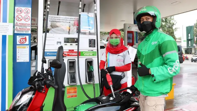 salah satu mitra pengemudi transportasi online Grab Bike di Kota Bandung mengisi BBM Pertamax. (Dok Pertamina Patra Niaga)
