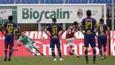 Pemain AC Milan Hakan Calhanoglu (ketiga kanan) mencetak gol ke gawang AS Roma lewat tendangan penalti pada pertandingan Serie A di Stadion San Siro, Milan, Minggu (28/6/2020). AC Milan naik ke posisi 7 klasemen dengan 42 poin usai mengalahkan AS Roma 2-0. (AP Photo/Luca Bruno)