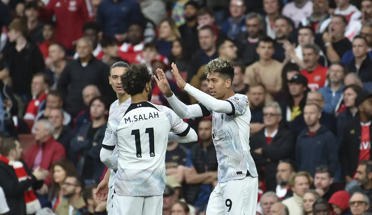 Penyerang Liverpool, Roberto Firmino (kanan) berselebrasi dengan rekan satu timnya setelah mencetak gol ke gawang Arsenal selama pertandingan lanjutan Liga Inggris di Stadion Emirates di London, Minggu (9/10/2022). Arsenal menang tipis atas Liverpool dengan skor 3-2. (AP Photo/Rui Vieira)