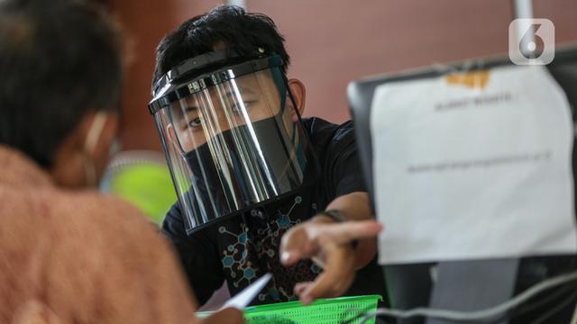 Penggunaan Face Shield di Lingkungan Disdukcapil Palumang