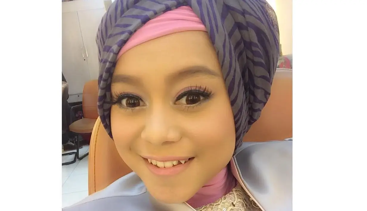 Di tahun yang sama, pemenang ajang D’Academy season pertama ini juga kerap tampil dengan gaya hijab turban. (Instagram/lestykejora).