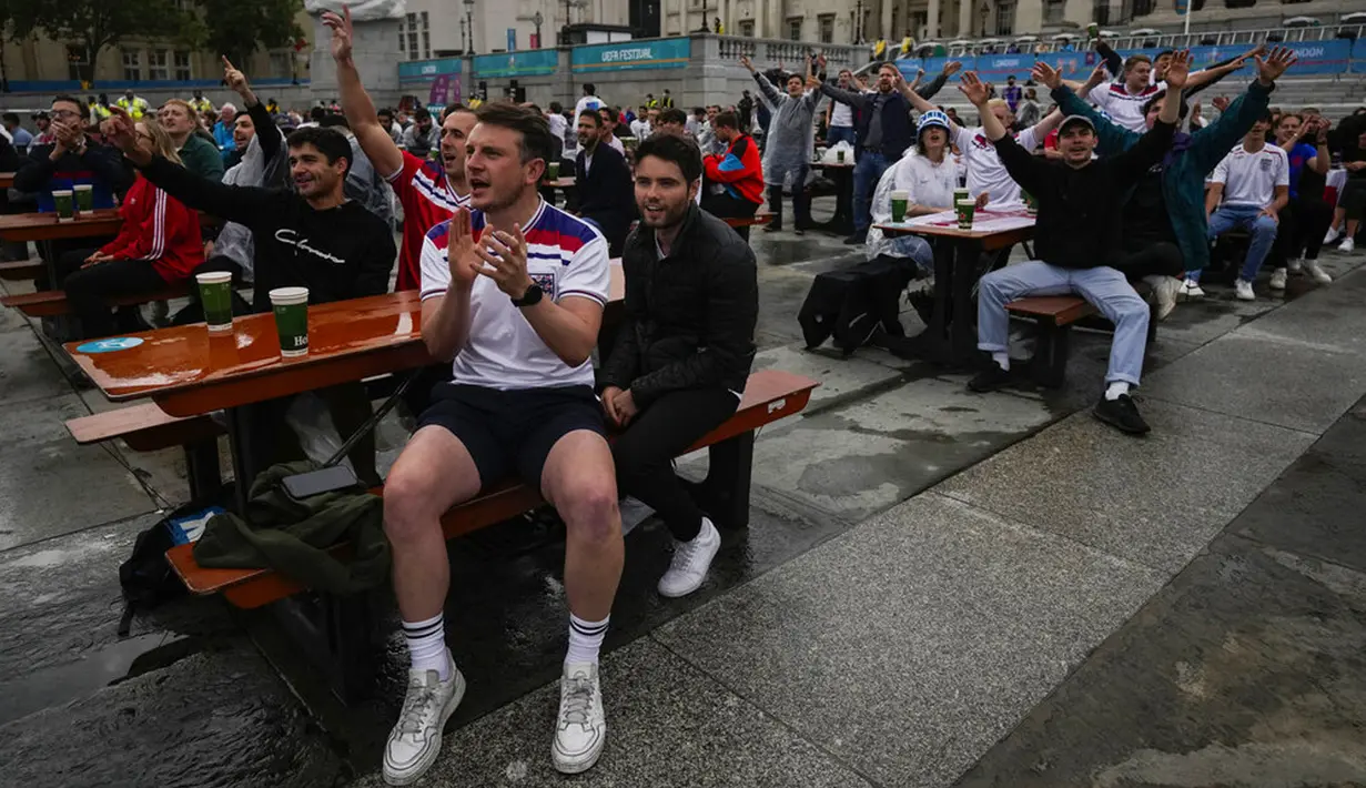 Suporter Inggris bersorak saat menyaksikan pertandingan putaran 16 besar Euro 2020 antara Inggris dan Jerman dari zona penggemar di Trafalgar Square, London, Inggris, Selasa (29/6/2021). Inggris menang 2-0. (AP Photo/Matt Dunham)