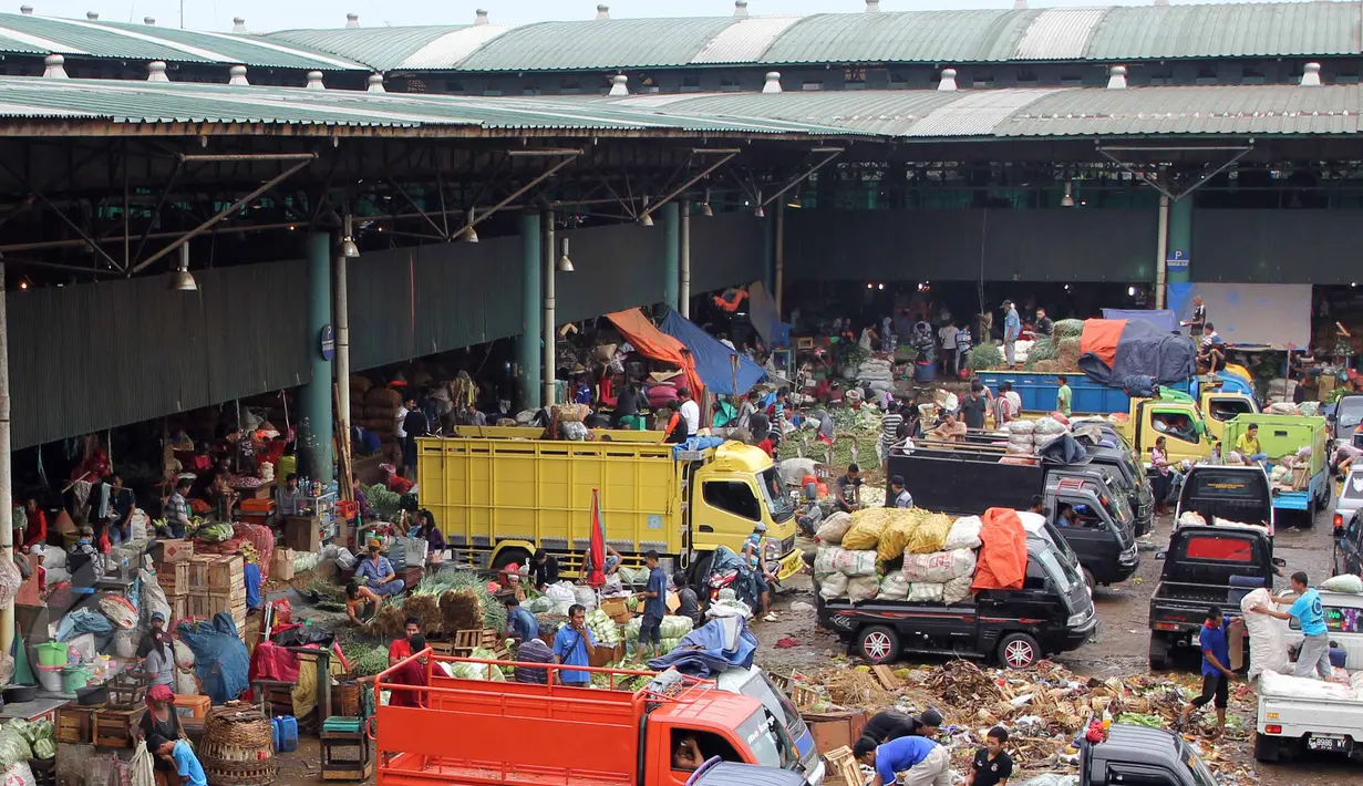 Suasana Pasar Induk Kramat Jati jelang Ramadan, Jakarta, Selasa, (9/6/2015). Mentan Andi Amran Sulaiman bekerjasama dengan Kemendag dan Bulog untuk menggelar pasar murah sebagai upaya antisipasi kenaikan harga jelang Ramadan. (Liputan6.com/Helmi Afandi)