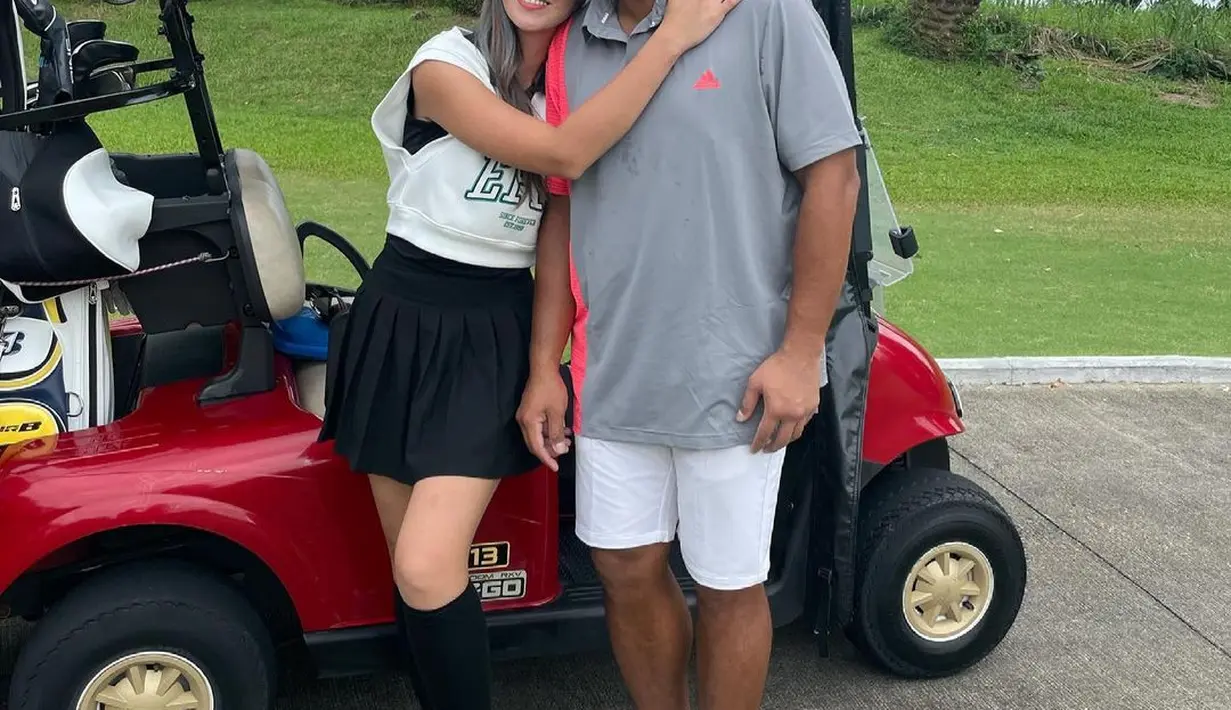 Pasangan Nia Ramadhani dan Ardi Bakrie dikenal sebagai suami istri yang selalu romantis meski sudah melewati 12 tahun pernikahan. Baru-baru ini pasangan tersebut kencan romantis main golf. (instagram/@ramadhaniabakrie)