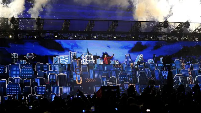 The Weeknd saat tampil di Super Bowl 2021 Halftime Show. (AP Photo/David J. Phillip)