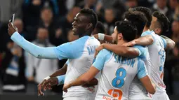 Penyerang Marseille, Mario Balotelli berselfie dengan rekannya usai mencetak gol ke gawang Saint-Etienne di Stadion Velodrome, Prancis 3 Maret 2019. Balotelli mengatakan bahwa ibunya menangis ketika dia bergabung dengan klub kota kelahirannya, Brescia. (AFP Photo/Gerard Julien)