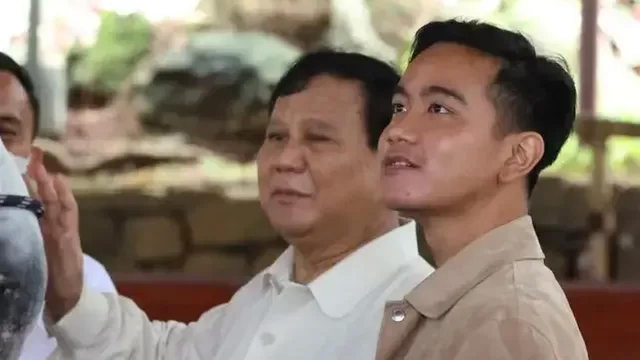 Saat ditanya apakah sudah ada komunikasi Gibran soal keinginan maju di Pilpres 2024 kepada PDIP, Utut tak menjawab secara detail.<br>