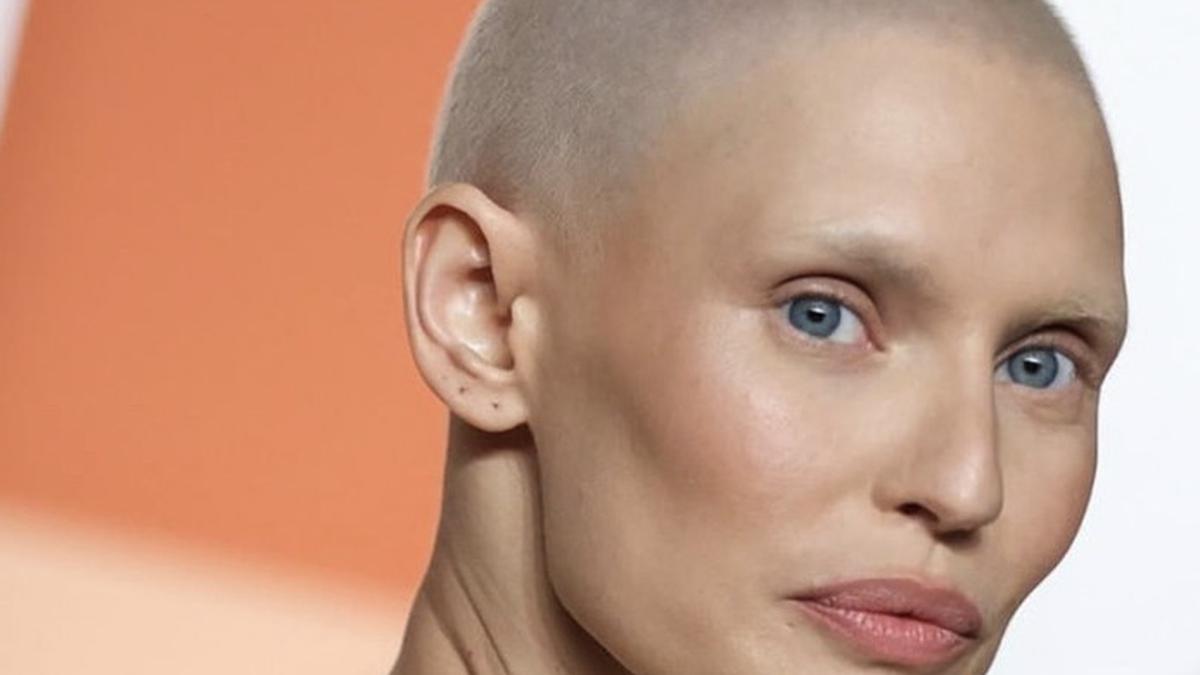 Bianca Balti Memukau di Vanity Fair Oscar Party dengan Penampilan Botak Pasca Kemoterapi
