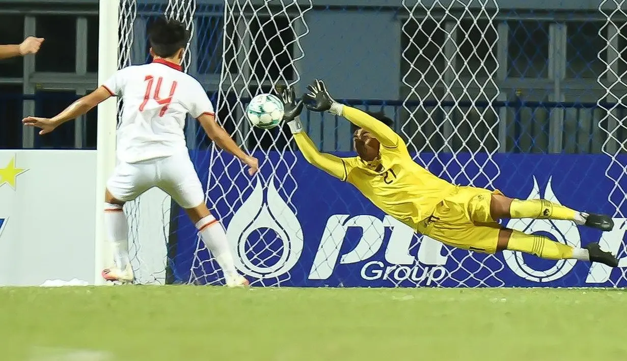 Penyelamatan Ernando Ari terhadap tendangan penalti penyerang Vietnam, Nguyen Quoc Viet di final Piala AFF U-23 2023, Sabtu (26/8/2023) malam WIB. (Dok. PSSI)