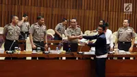 Anggota Pansus Hak Angket Misbakhun menyerahkan hasil Audit KPK dari BPK ke Wakapolri Komjen Syafruddin, usai menggelar Rapat Dengar Pendapat tertutup di Komplek Parlemen, Senayan, Jakarta, Rabu (19/7). (Liputan6.com/Johan Tallo)