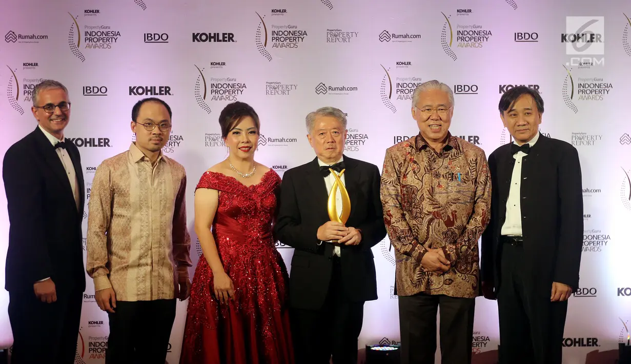 Pendiri dan Managing Director PropertyGuru Asia Property Awards, Terry Blackburn bersama Menteri Perdagangan Enggartiasto Lukita berfoto seusai acara PropertyGuru Indonesia Property Awards 2018 di Jakarta, Kamis (20/9). (Liputan6.com/Johan Tallo)