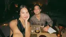 Anya pun membagikan momen dinner romantisnya bareng sang pacar. Dalam foto yang dibagikan Anya tampil cantik dalam balutan halter mini dress berwarna hitam. @anyageraldine.
