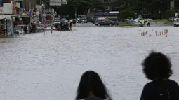 Foto yang diabadikan pada 7 September 2020 ini memperlihatkan sebuah jalan yang tergenang banjir di Gangneung, Provinsi Gangwon, Korea Selatan. Topan Haishen mendarat di pesisir tenggara Korea Selatan pada Senin (7/9). (Xinhua/NEWSIS)
