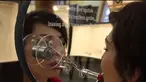 Kegemaran wanita untuk merias wajahnya telah membuat seorang desainer robot asal Austri Maya Pindeus dan Johanna Pichlbauer berhasil menciptakan mesin yang dapat merias wajah seseorang.Mesin ini dapat memberi eyeliner pada mata dan juga memakaikan li...