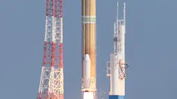 Roket "H3" generasi berikutnya Jepang, yang membawa satelit optik canggih "Daichi 3", meninggalkan landasan peluncuran di Tanegashima Space Center di Kagoshima, Jepang barat daya, Selasa (7/3/2023). Kegagalan ini mengakibatkan satelit observasi bumi canggih yang dibawa Roket H3 hilang. (Photo by JIJI Press / AFP)