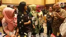 Penasihat Tekhnis GAIN Indonesia Aang Sutisna (dua kanan), Program Manajer GAIN Indonesia Agnes Mallipu (tiga kanan) saat menunjukkan susu yang baik untuk bayi pada kampanye perubahan prilaku mendukung percepatan pencegahan stunting di Jakarta, Rabu (2/10/2019). (Liputan6.com/Angga Yuniar)