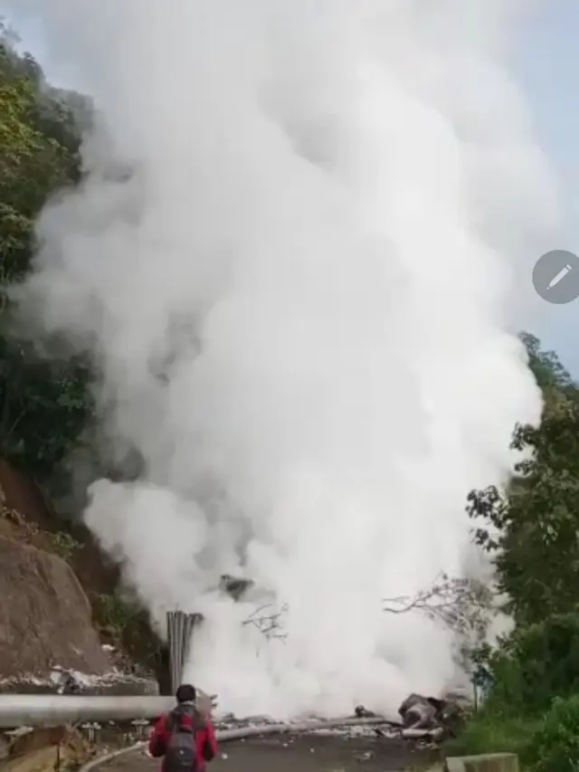 Semburan uang panas bumi langsung menyembur ke permukaan, setelah fasilitas intalasi pipa milik PGE Area Karaha rusak diterjang material longsor,