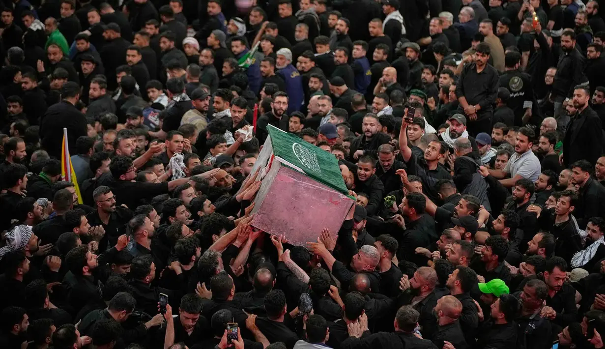 Para pelayat mengikuti prosesi pemakaman mendiang pemimpin tertinggi Iran Ayatollah Ali Khamenei di Makam Imam Hussein di Karbala Iraq, Kamis,  9 Juli 2026. (AFP/ Ahmad Al-Rubaye)