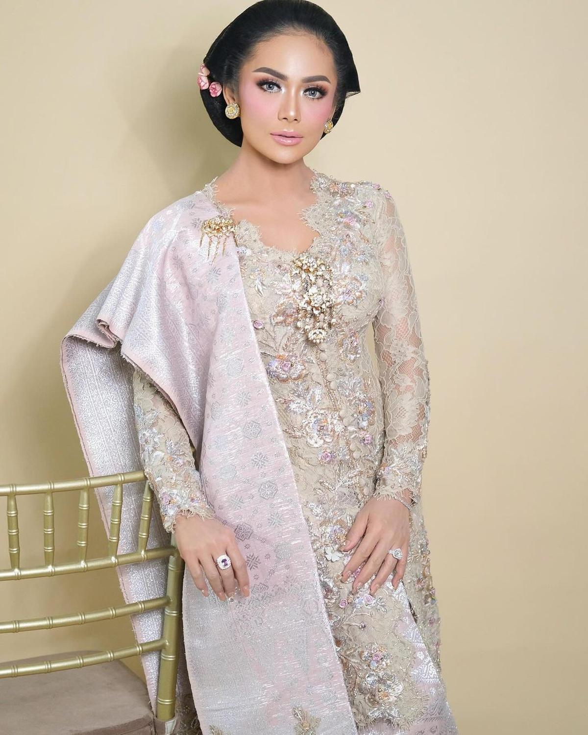 10 Inspirasi Kebaya Krisdayanti yang Bikin Tampil Anggun Bak Ningrat, Mana yang Jadi Favoritmu?