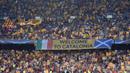 Para suporter mengibarkan bendera Esteladas saat laga Barcelona melawan Celtic. Pada laga Liga Champions selanjutnya El Blaugrana akan berhadapan dengan Monchengladbach. (AFP/Lluis Gene) 